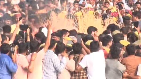 சமூக நீதிக்கான போர்க்குரல் முலாயம்சிங் உடல் சொந்த கிராமத்தில் அரசு மரியாதையுடன் தகனம்!