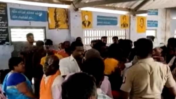 சட்டையை பிடித்து கிழித்து.. சேரை வீசி.. திமுக - அதிமுக மோதல்.. கிராம சபை கூட்டத்தில் பரபரப்பு