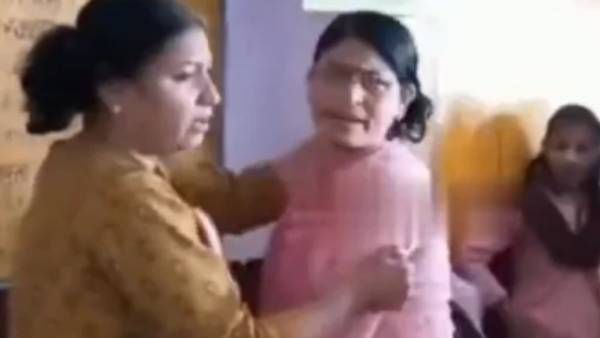 'குடுமிப்பிடி சண்டை'.. சுற்றி நின்ற மாணவிகள்.. மாறி மாறி அடித்துக் கொண்ட ஆசிரியைகள் - பரபர வீடியோ