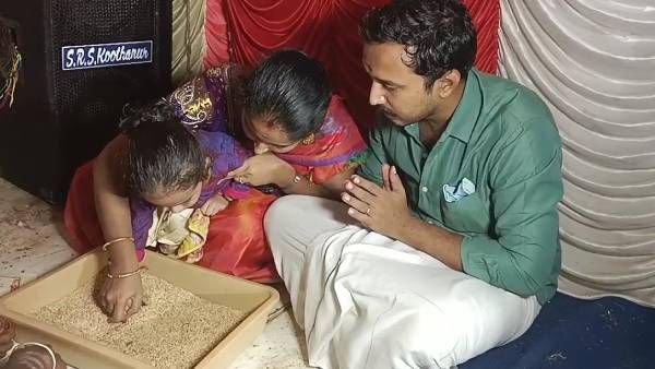 விஜயதசமி கோலாகலம்..கூத்தனூர் சரஸ்வதி கோவிலில் குவிந்த பக்தர்கள்..அரிசியில் 'அ'எழுதிய குழந்தைகள்