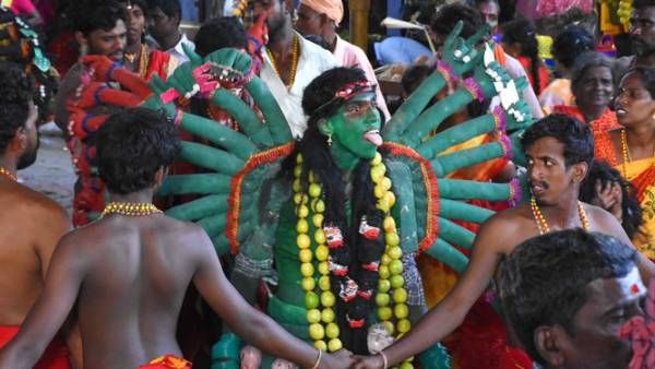 குலசை தசரா கோலாகலம்... காளி வேடமிட்டு ஆக்ரோஷமாக ஆடும் பக்தர்கள்..நள்ளிரவில் சூரசம்ஹாரம்