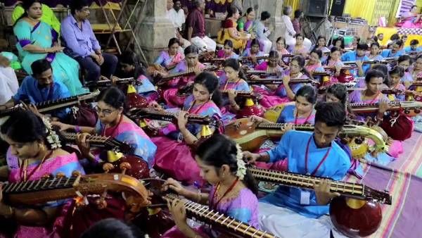 விஜயதசமி..மதுரை மீனாட்சி அம்மனின் மனதை குளிர்வித்த 108 வீணை இசை கலைஞர்கள்