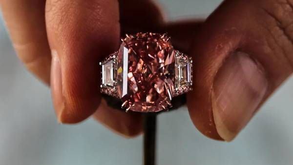 அட வைரமே.. ஜஸ்ட் ஒரு சின்ன கல்லுதான்... ரூ.480 கோடிக்கு விற்பனை.. வியந்து பார்க்கும் உலகம்