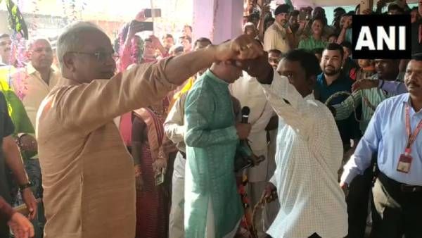 என்னா அடி..சத்தீஸ்கர் முதல்வருக்கு கோவில் கூட்டத்தில் சவுக்கடி! மனுஷன் கல்லு மாதிரி நிக்கிறாரேப்பா?