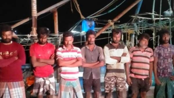தமிழக மீனவர்கள் 7 பேர் கைது..இலங்கை கடற்படை அட்டூழியம்..எல்லை தாண்டி மீன் பிடித்ததாக புகார்