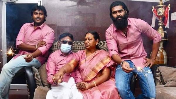 மேட்சிங் உடையில் குடும்பத்தோடு தீபாவளியை கொண்டாடிய விஜயகாந்த்.. மெய்சிலிர்த்த ரசிகர்கள்