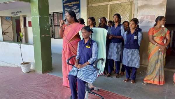 ஹெச்.எம். சீட்டில் கெத்தாக உட்கார்ந்திருப்பது யாரு பாருங்க.. மாணவி லோகிதா.. வியந்த விழுப்புரம்