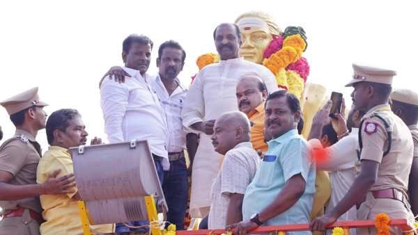 தேவர் திருமகன் மீது முரட்டு நேசம்! முத்துராமலிங்க தேவருக்கு வைரமுத்து மரியாதை! அப்படியே ஒரு கோரிக்கை