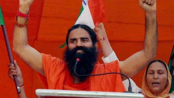 ஆசையில்லா சாமியாராம்.. ஆடையில்லா பெண்கள் அழகாம்! வாயை விட்டு வாங்கிக் கட்டிக் கொண்ட பாபா ராம்தேவ்!