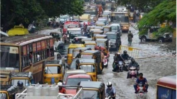 'லீவு' விட்ட மழை.. சொந்த ஊருக்கு படையெடுக்கும் மக்கள்.. சென்ட்ரல், எழும்பூரில் போக்குவரத்து நெரிசல்