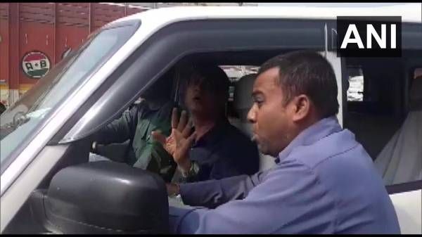 லொள்.. லொள்.. அரசு அதிகாரியிடம் நாய் போல் குரைத்த நபர்.. ஏன் தெரியுமா?.. அட காரணத்தை பாருங்க!