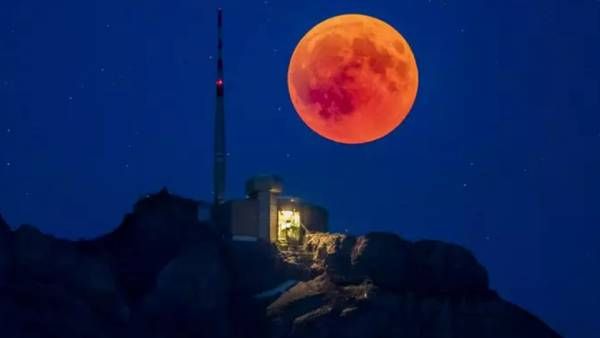 தொடங்கியது சந்திர கிரகணம்! தமிழகத்தில் எப்போது தொடங்குகிறது? எங்கெல்லாம் ’ரத்த நிலா’வை பார்க்கலாம்?