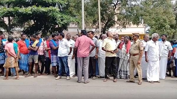 வடமாநில தொழிலாளர்களுக்கு எதிர்ப்பு...சுமை தூக்கும் தொழிலாளர்கள் சாலை மறியல்..ஈரோட்டில் பரபரப்பு