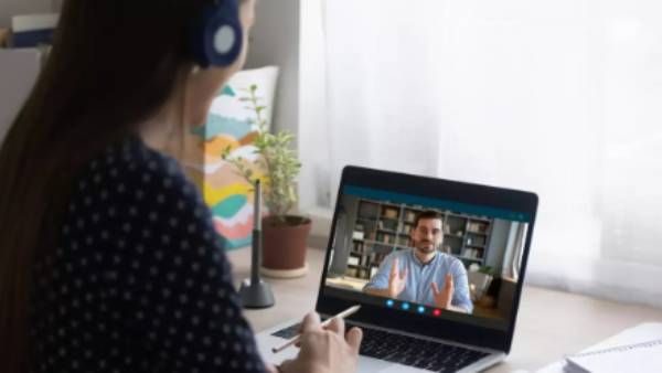 அழகான மாணவிகளுக்கு ஆன்லைன் கிளாஸால் சிக்கல்.. மார்க் குறைஞ்சு போச்சாம்.! பெரிய பாகுபாடு! பகீர் ஆய்வு