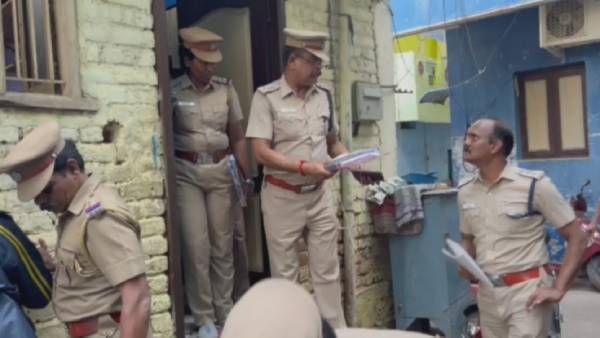 ஐஎஸ் பயங்கரவாதம்: காலையிலேயே பரபரக்கும் தலைநகர்.. சென்னையில் பல இடங்களில் போலீஸ் அதிரடி சோதனை..