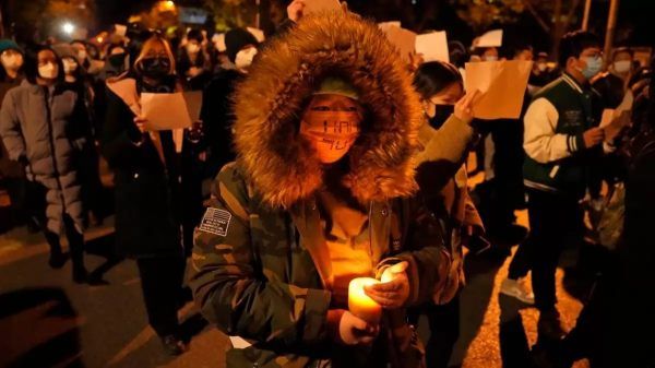 போராட்டத்திற்கு பணிந்தது சீனா.. கொரோனா கட்டுப்பாடுகளில் தளர்வு! கடைகளை திறக்கலாம்! மக்கள் வரவேற்பு!