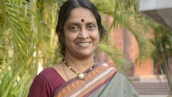 ’எம்.சி’ ஆன ’வி.சி’ மைக் பிடிப்பதுதான் உங்க வேலையா? சுதா சேஷய்யனுக்கு அட்வைஸ் கொடுக்கும் ஆர்வலர்கள்!