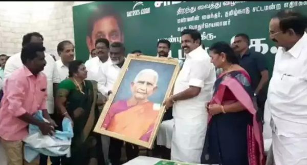 கிஃப்ட்டை பிரித்து பார்த்ததும் நெகிழ்ந்துபோன எடப்பாடி..! மேடையிலேயே கண் கலங்கிட்டாரே! ஆஹா!