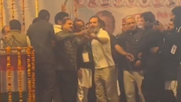 செல்பி எடுக்க முயன்ற நிர்வாகி.. கையை தட்டிவிட்டு ஆக்ரோஷம்.. மேடையிலே சீறிய ராகுல்? வெளியான வீடியோ