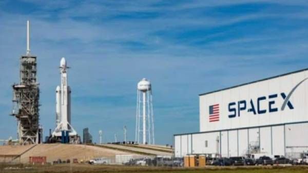 ஸ்பேஸ் எக்ஸ்: நிலவுக்கு பயணிக்கப் போகும் இந்திய நடிகர் – அடுத்த ஆண்டில் செல்ல திட்டம்