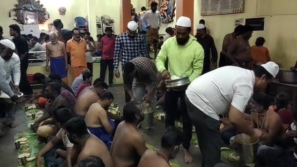 இதுதான் தமிழ்நாடு.. ஐயப்ப பக்தர்களுக்கு பூஜை பொருள்-அன்னதானம் வழங்கிய இஸ்லாமியர்கள்.. மதநல்லிணக்கம்