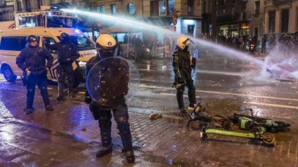 எப்படி தோற்கலாம்.. ஏத்துக்க முடியாது.. பிரான்சில் கலவரத்தில் குதித்த ரசிகர்கள்.. பெரும் பதற்றம்!