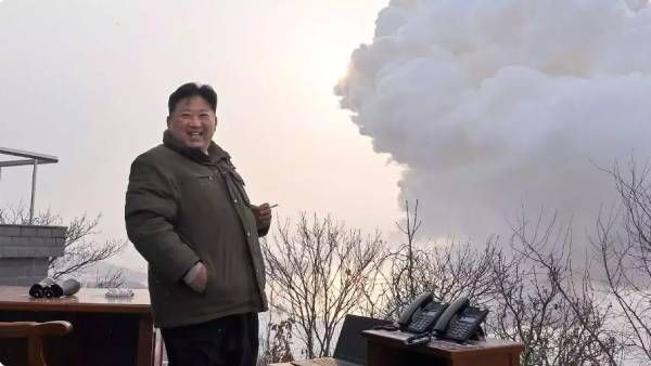 பற்றி எரியும் வட கொரியா.. அசராமல் சிகரெட் உடன் சிரித்தபடி கூலாக போஸ் கொடுக்கும் அதிபர் கிம் ஜாங்