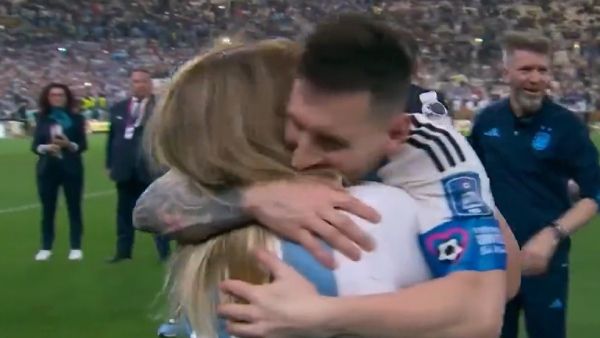 அத்தனை பேருக்கு நடுவே.. மெஸ்ஸி கட்டிப்பிடித்தது அவர் அம்மாவை இல்லையாம்! யார் அந்த பெண்? நடந்தது என்ன