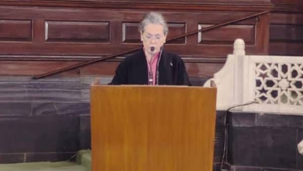 சீனா விவகாரம் குறித்து நாடாளுமன்றத்தில் விவாதிக்க அரசு பயப்படுவது ஏன்? சோனியா காந்தி சரமாரி கேள்வி