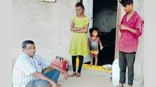 மகனை பள்ளிக்கு அனுப்ப மறுப்பு.. பெற்றோர் வீட்டு முன் தர்ணா நடத்திய ஆசிரியர்.. நெகிழ்ச்சி