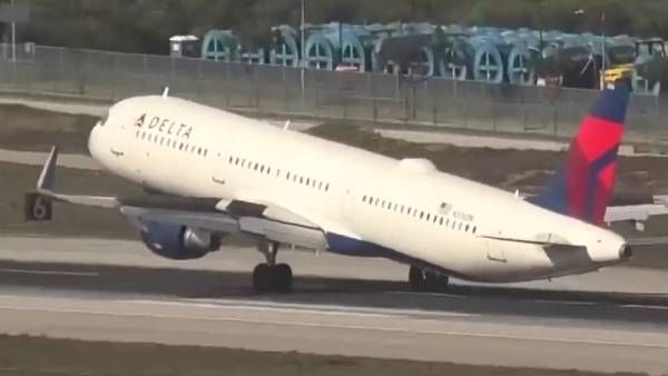 ஜஸ்ட் மிஸ்.. கொஞ்சம் விட்டிருந்தால் முடிஞ்சிருக்கும்.. அமெரிக்காவில் பீதியை கிளப்பிய 