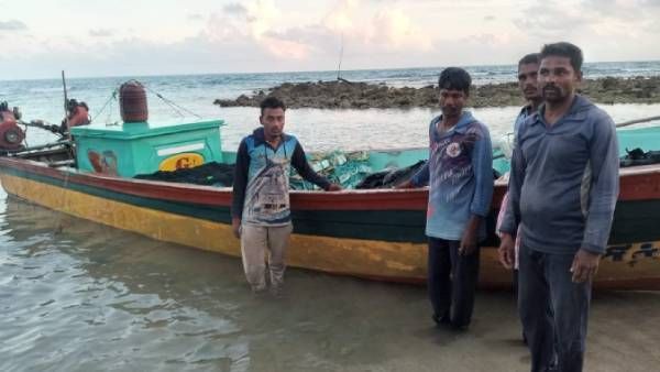 சூறைக்காற்று..பறந்து சென்ற வலைகள்..நாகை மீனவர்கள் 4 பேரை கைது செய்த இலங்கை கடற்படை