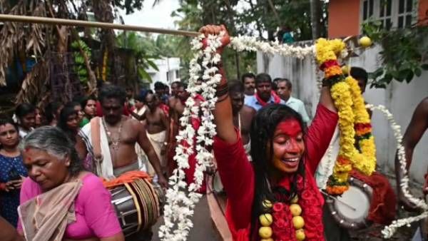 தொடர் சாவு.. குடும்ப சாபம்! குமரி பெண் சாமியாரை வீட்டில் விட்ட கேரளா குடும்பம் - மொத்தமா போச்சே