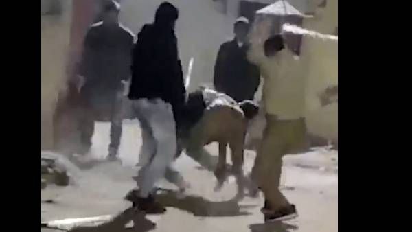 கைதிகளுக்கு சுவையான உணவு வழங்கிய 'வார்டன்'.. சுத்து போட்டு மோசமாக அடித்த போலீஸார்.. 'பரபர' வீடியோ