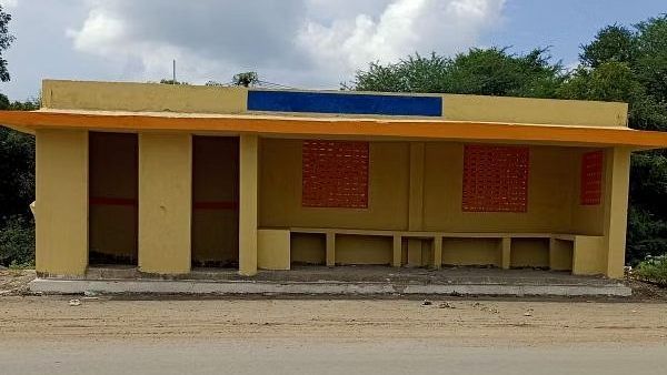 செமல்ல.. தமிழகத்தில் முதல்முறையாக.. விருத்தாசலம்- உளுந்தூர்பேட்டை சாலையில் நிழற்குடையுடன் கழிப்பறை