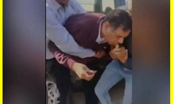 போச்சு.. மானமே போச்சு.. போலீஸ்காரர் செய்த காரியத்தை பாருங்க.. கரெக்ட்டா வந்து நின்று ஆபீசர்கள்..!!