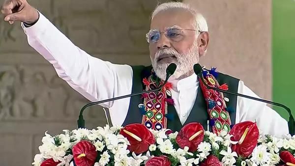 கர்நாடகாவில் பஞ்சாரா ஜாதியினருக்கு பட்டா வழங்கிய பிரதமர் மோடி.. காங்.வாக்கு வங்கிக்கு செம்ம வேட்டு?