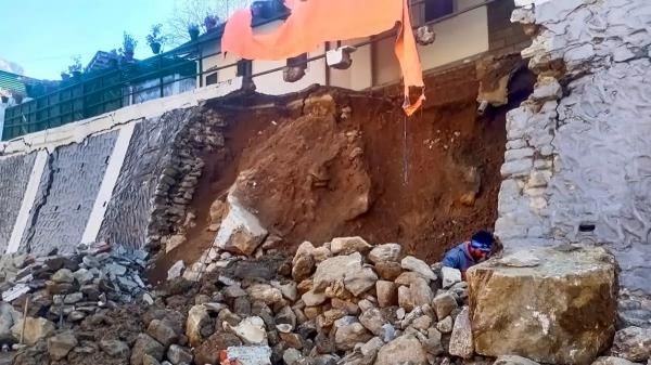 மளமளவென சரிந்த மண்.. கண்முன்னே புதைந்த கோயில்! உத்தராகண்ட் ஜோஷிமத் கொடூரம்.. அலறிய பயணிகள்