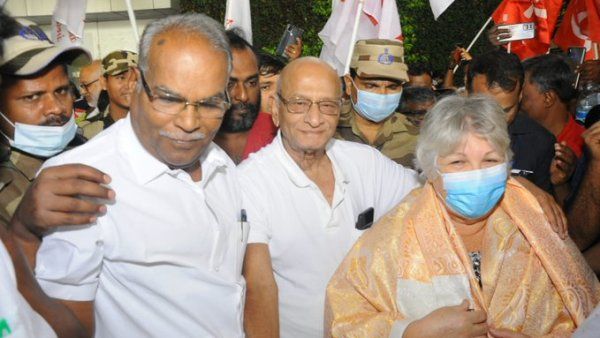 புரட்சியாளர் சே குவேராவின் மகள்,பேத்தி சென்னை வருகை- விமான நிலையத்தில் இடதுசாரிகள் உற்சாக வரவேற்பு!!