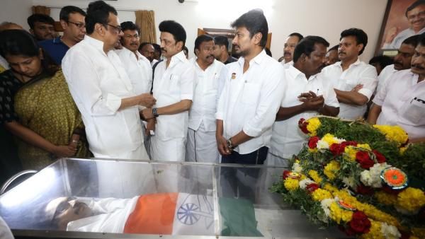 இளங்கோவன் கையை இறுகப்பற்றிய ஸ்டாலின்.. திருமகன் ஈ.வெ.ரா உடலுக்கு நேரில் அஞ்சலி செலுத்திய முதல்வர்!