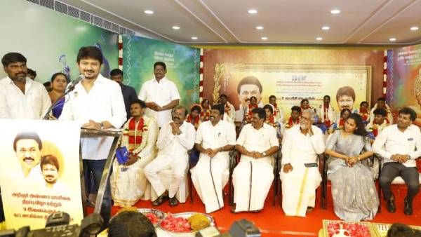 கலைஞரும் தமிழும் போல வாழுங்கள்..ஒபிஎஸ்-இபிஎஸ் போல வாழ்ந்து விடாதீர்கள்..மணமக்களுக்கு உதயநிதி அட்வைஸ்