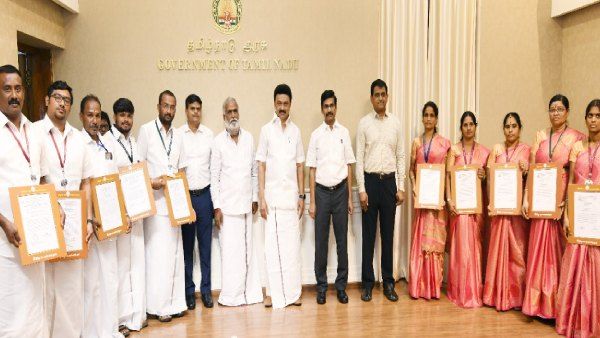 இந்துசமய அறநிலையத்துறை கீழ் இயங்கும் ஆசிரியர்களுக்கு தொகுப்பூதியம் உயர்வு! ஆணைகளை வழங்கிய முதல்வர்!