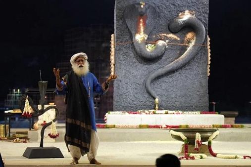 ஜக்கிக்கு அடுத்த “டென்சன்”.. திரண்டு வந்த மக்கள்! கர்நாடகாவில் ஈஷா யோகா மையம் திறக்க இடைக்கால தடை