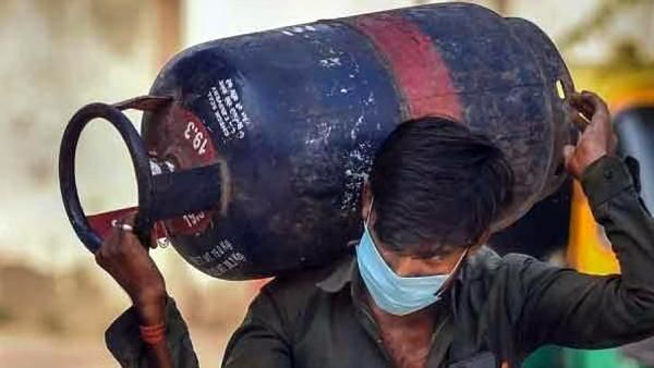 வணிக சிலிண்டர் விலை உயர்வு.. சென்னையில் விலை இவ்வளவா? ஆண்டின் முதல் நாளிலேயே வணிகர்களுக்கு அதிர்ச்சி