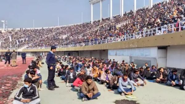 வெறும் 1,600 இடங்களுக்கு.. 30000 பேர் தேர்வெழுதிய அவலம்! வேலையின்மை நெருக்கடியில் கதறும் பாகிஸ்தான்