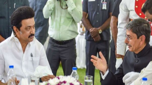 வாழ்க தமிழ்நாடு.. சிரித்துப் பேசிய முதல்வர்..ஆளுநர் மாளிகை டீ பார்ட்டியில் பங்கேற்பு