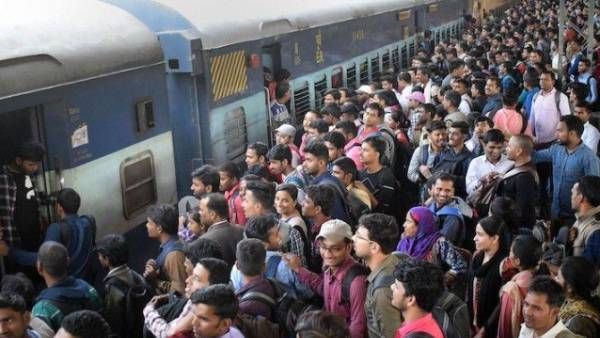 மூச்சு முட்டுதே.. தென் மாவட்ட ரயில்களில் கால் வைக்க முடியாத அளவுக்கு கூட்டம்.. திணறும் பயணிகள்!