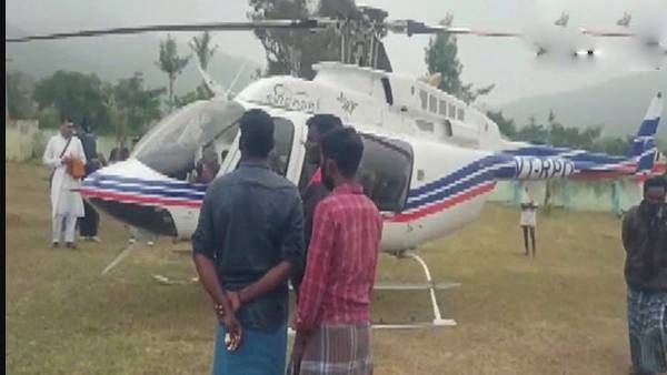 ஈரோட்டில் அவசரமாக தரையிறங்கிய ஹெலிகாப்டர்.. ஸ்ரீஸ்ரீ ரவிசங்கர் உள்பட 5 பேர் தப்பினர்.. என்னாச்சு?