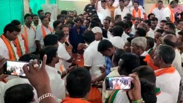 நீயா, நானா? பாஜகவினர் கடும் மோதல்.. சேர்களை தூக்கி வீசி தாக்குதல்.. பரபரத்துபோன கள்ளக்குறிச்சி