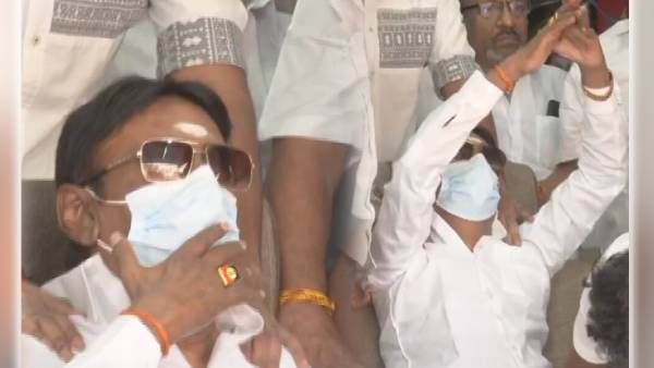 தொண்டர்களுக்கு கையசைத்து.. புத்தாண்டுக்கு வாழ்த்திய விஜயகாந்த்.. பார்த்ததும் ஆரவாரம் செய்த தொண்டர்கள்